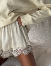 Load image into Gallery viewer, RUMORED Bloom Lace Trim Short