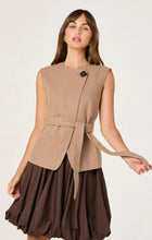 Load image into Gallery viewer, ASTR The Label Darrien Vest