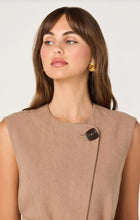 Load image into Gallery viewer, ASTR The Label Darrien Vest