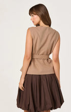 Load image into Gallery viewer, ASTR The Label Darrien Vest